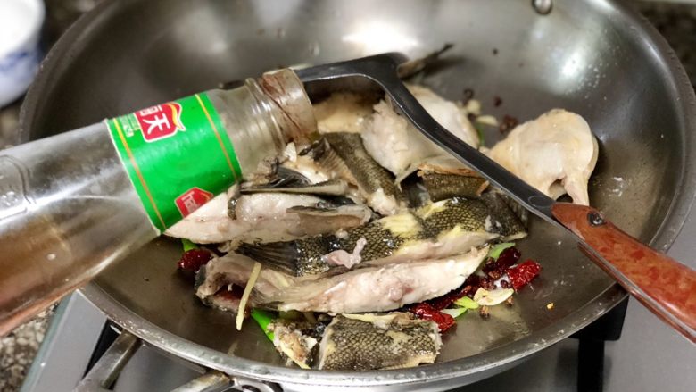 凤凰双栖鱼比目➕肉嫩味鲜红烧鲽鱼,加入煎过的鱼块,转中火,淋入少许料酒去腥
