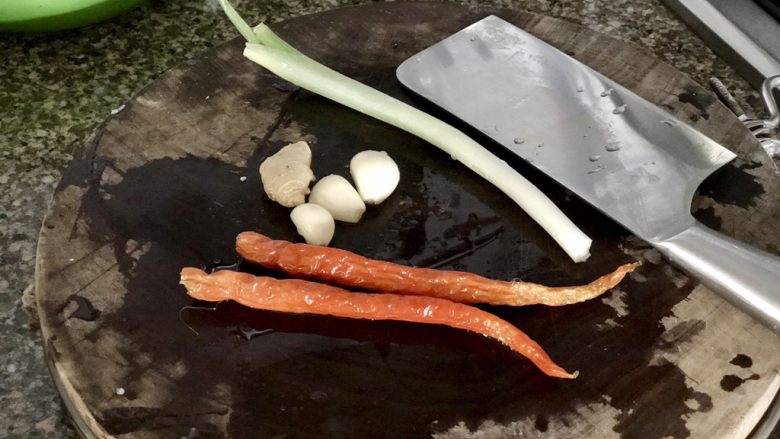 凤凰双栖鱼比目➕肉嫩味鲜红烧鲽鱼,小红椒洗净,葱白洗净,蒜剥皮洗净,剩余姜洗净备用