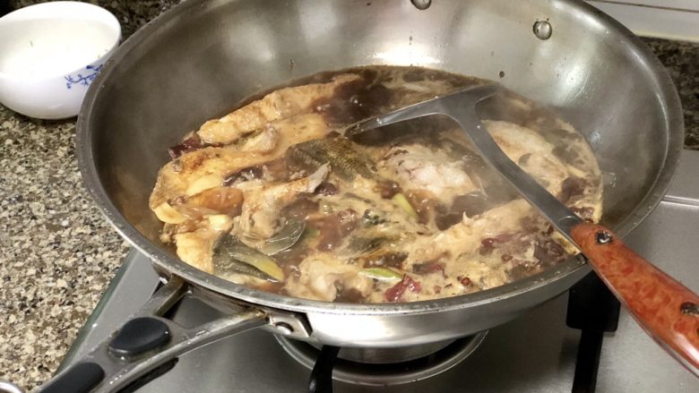 凤凰双栖鱼比目➕肉嫩味鲜红烧鲽鱼,尝下咸淡,如果觉得淡可以添加少许食盐调味,转小火加盖炖煮10分钟让鱼肉入味