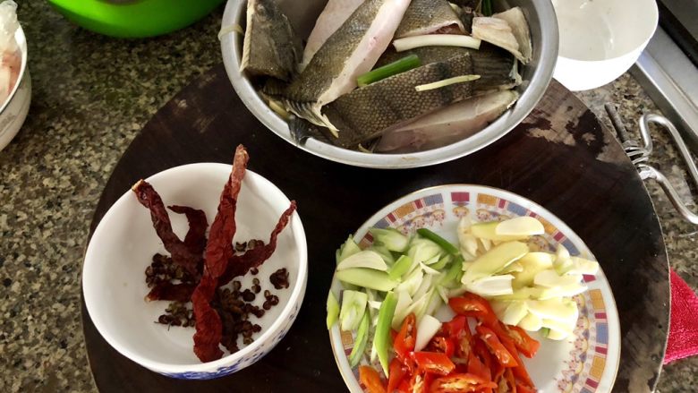 凤凰双栖鱼比目➕肉嫩味鲜红烧鲽鱼,全部食材准备好,(拍这张时忘记把干辣椒切段了,大家见谅),准备下锅吧