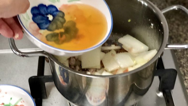 鲜自哪儿里来➕肉末海米冬瓜汤,倒入泡发海米的水,碗底沉淀不要倒入