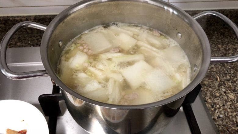 鲜自哪儿里来➕肉末海米冬瓜汤,加盖小火煮约五六分钟,到冬瓜变透明