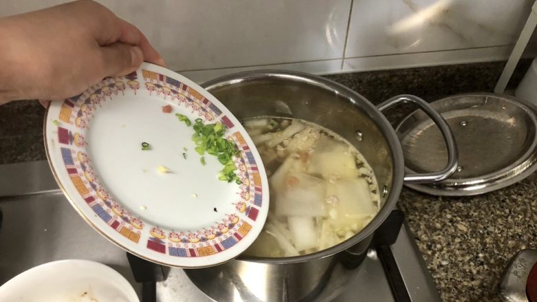 鲜自哪儿里来➕肉末海米冬瓜汤,关火,洒上葱绿末,即可上桌享用了😄