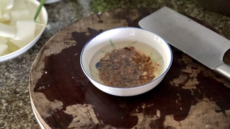 鲜自哪儿里来➕肉末海米冬瓜汤,干海米用水稍微冲洗一下,再用温水浸泡至软