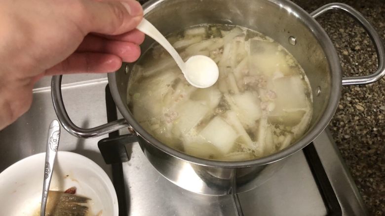 鲜自哪儿里来➕肉末海米冬瓜汤,尝下咸淡,根据个人口味加入少许食盐调味。因为海米有咸度,鸡汁也有咸度,所以盐根据口味加,千万别加多了。平时饮食,我们最好还是尽量减少盐分的摄入,更有利于身体健康。