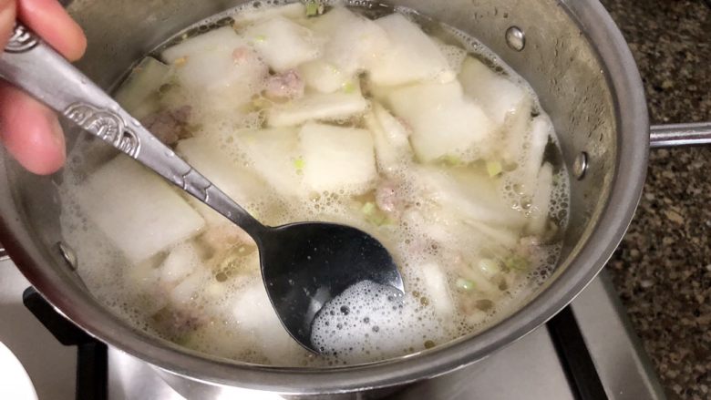 鲜自哪儿里来➕肉末海米冬瓜汤,汤煮开,用勺子撇去表面浮末