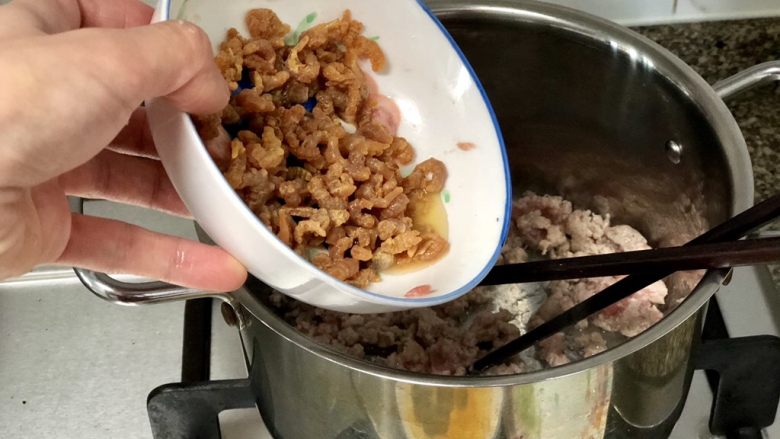 鲜自哪儿里来➕肉末海米冬瓜汤,炒干水分肉末出油后,放入海米煸炒一分钟