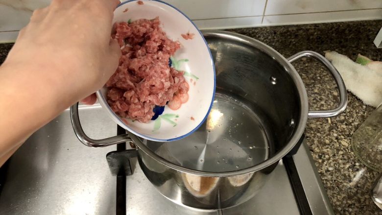 鲜自哪儿里来➕肉末海米冬瓜汤,热锅加入少许食用油,小火煸炒肉末,因为炒锅在炖小公鸡,就直接用汤锅了