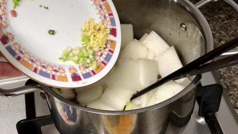 鲜自哪儿里来➕肉末海米冬瓜汤,加入葱末姜末,煸香,阿晨今天做饭时跟爸爸说话走神了,没注意先放进去冬瓜了,只能这样给大家拍一张。应该是放入葱姜末后再放冬瓜