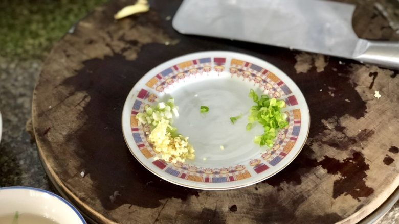 鲜自哪儿里来➕肉末海米冬瓜汤,小葱分葱白葱绿分别切末,姜切末