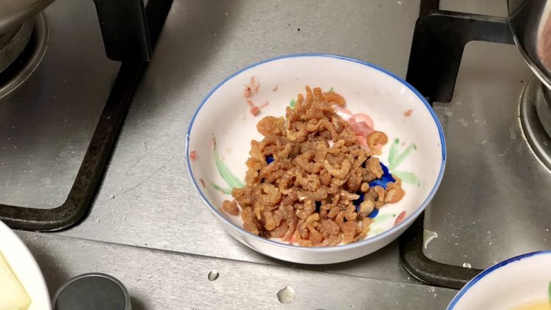 鲜自哪儿里来➕肉末海米冬瓜汤,先把泡发好的海米沥水盛出,刚才还是干扁扁硬邦邦的海米干洗净泡发成为肉乎乎软软的海米了。泡发海米的水,可以不要倒掉