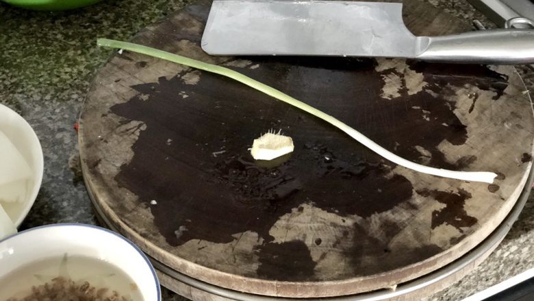 鲜自哪儿里来➕肉末海米冬瓜汤,小葱择洗干净,姜去皮洗净