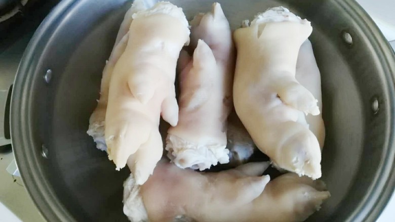 新文美食 秘制猪蹄,<a style='color:red;display:inline-block;' href='/shicai/ 413'>猪蹄</a>先用桶装水泡5个小时,然后清洗干放入黄后锅中。