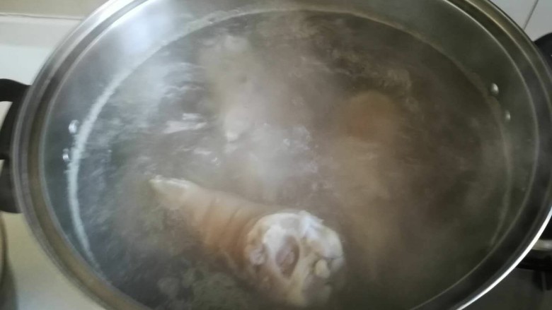 新文美食 秘制猪蹄,加入冷水烧开,煮5分钟捞出来冷水冲洗,挤出血沫 在洗干净。
