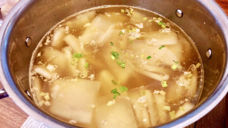 鲜自哪儿里来➕肉末海米冬瓜汤,这道汤,也是个标准的快手餐汤,做法简单,食材易得,滋味鲜美,冬瓜清火利尿,猪肉海米增加营养,喜欢的宝宝们也快来试试吧😁