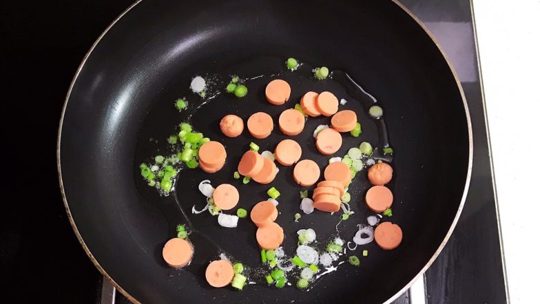 什锦火腿炒年糕,加入火腿肠,煸炒1分钟