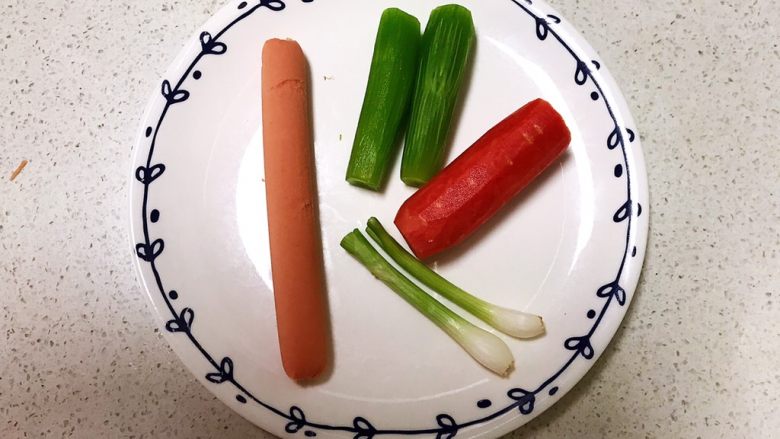 什锦火腿炒年糕,火腿剥去外皮,胡萝卜消去外皮,莴笋削皮