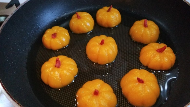 新文美食 南瓜糯米糕,吃的时候放入平底锅煎制。