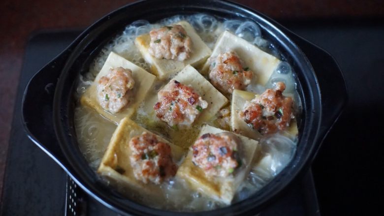 客家肉酿豆腐,待烧开后转小火,继续盖上锅盖烧8~10分钟,开锅撒入葱花和熟白芝麻即可