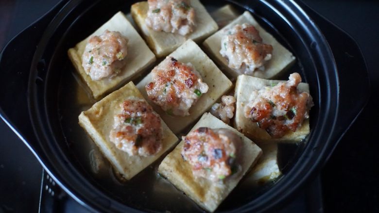 客家肉酿豆腐,然后将豆腐放入砂锅中,加入适量开水