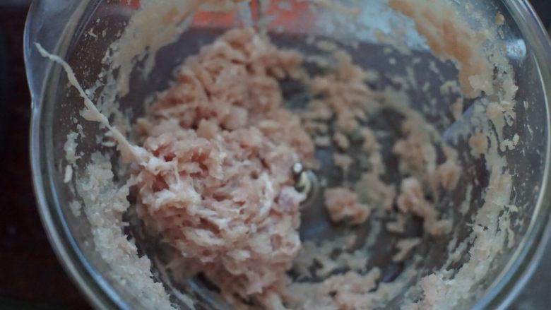 客家肉酿豆腐,猪肉用搅拌机搅成肉泥