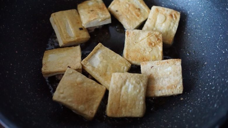 客家肉酿豆腐,再翻面煎,煎至两面金黄即可