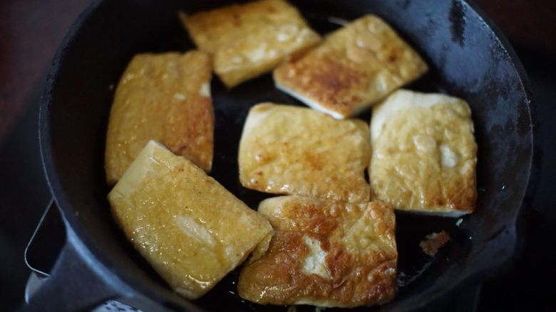 铁板豆腐,翻面也煎香,煎至两面金黄即可