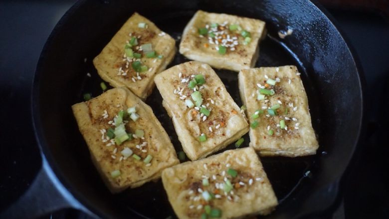 铁板豆腐,最后撒入葱花和熟的白芝麻,淋点美极鲜味汁即可