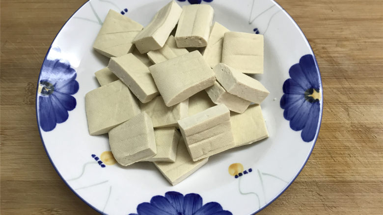 叉烧豆腐,然后把它切成自已想要的大小,一般不建议切太大