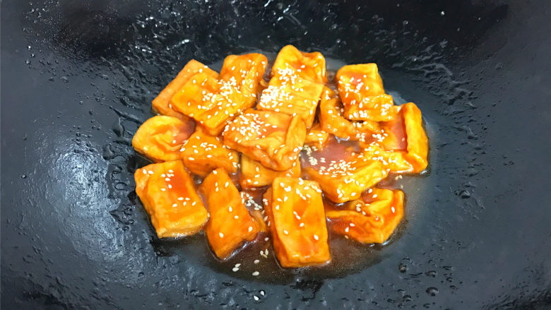 叉烧豆腐,等料汁收至浓稠后撒入1把白芝麻,拌匀后即可熄火。