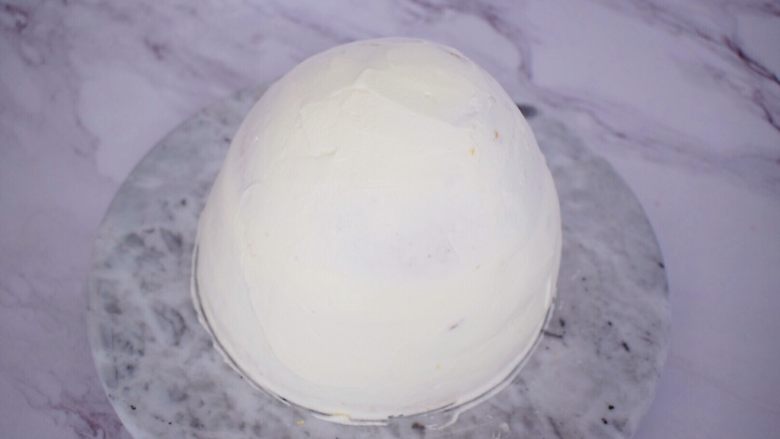 芭比娃娃蛋糕,然后用淡奶油抹好整个蛋糕胚