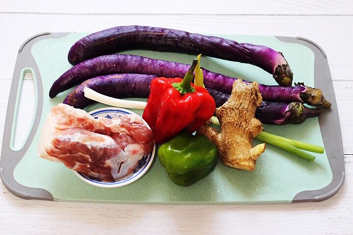 茄丁酱肉发面包,下面我们准备包子的馅料,首先备齐所有的食材。