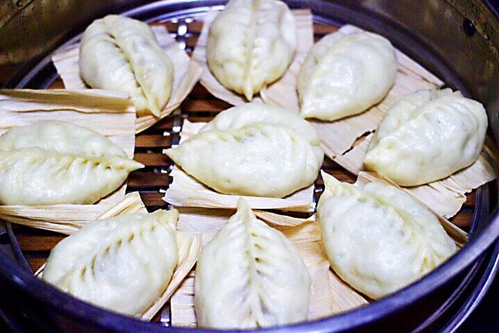 茄丁酱肉发面包,中火烧开后,继续蒸20分钟即可关火再焖5分钟就可以出锅咯。