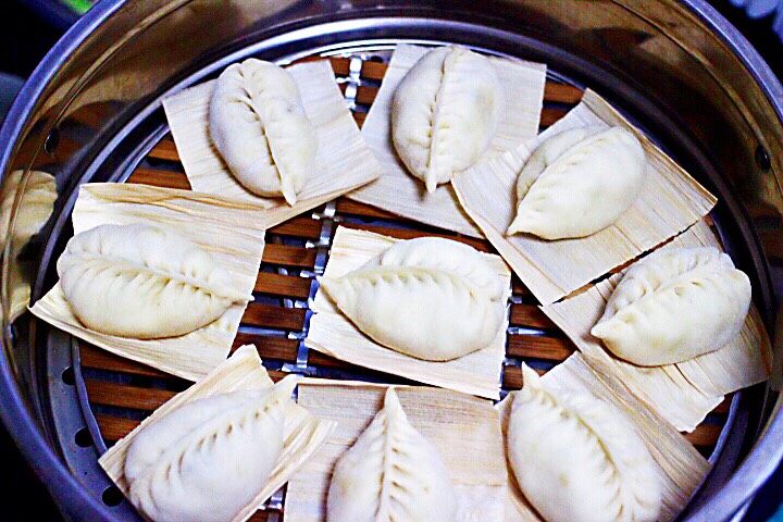 茄丁酱肉发面包,蒸锅里加入适量的清水,把包好的包子放入蒸屉里进行二发。