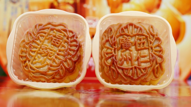 美食丨月饼太多吃不完怎么办?凉拌!,两个<a style='color:red;display:inline-block;' href='/shicai/ 4697'>月饼</a>,一个豆沙馅,一个五仁馅。