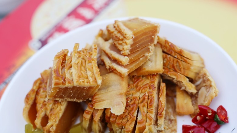 美食丨月饼太多吃不完怎么办?凉拌!,月饼切成薄片。