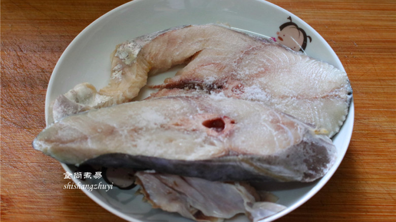 香煎马鲛鱼,两面撒点盐,涂抹均匀,腌制一会儿