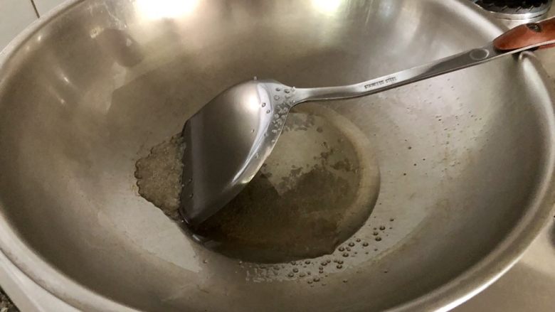 佳节又重阳,把酒黄昏后➕板栗烧小公鸡,热锅后转小火,加入适量食用油,放入适量冰糖粉,小火慢熬