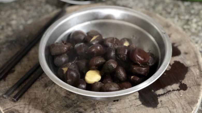 佳节又重阳,把酒黄昏后➕板栗烧小公鸡,把板栗捞出,过凉水