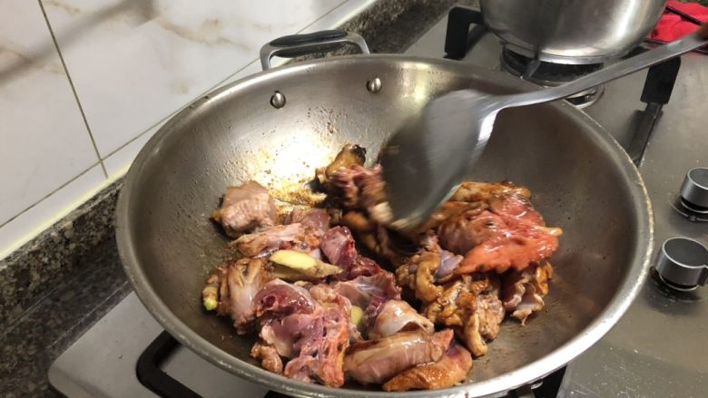 佳节又重阳,把酒黄昏后➕板栗烧小公鸡,加入鸡块中火翻炒上色
