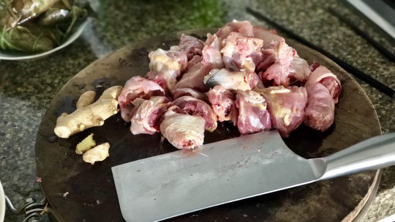 佳节又重阳,把酒黄昏后➕板栗烧小公鸡,把鸡剁成大小均匀的块。今天的鸡很新鲜,刚刚宰杀的,我妈说不用焯水,阿晨也就偷懒了,不放心的宝宝们可以事先焯水再炒制