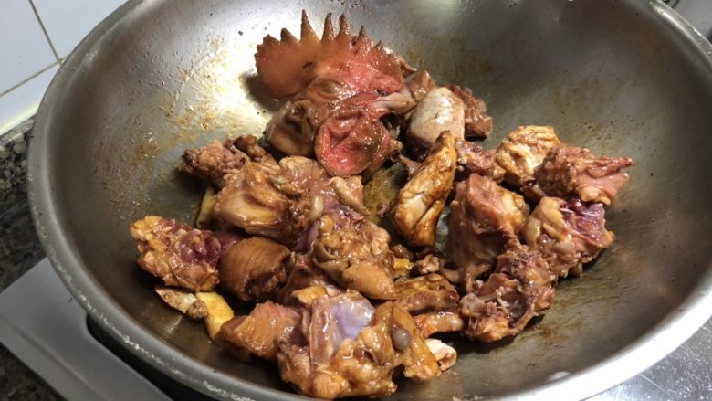 佳节又重阳,把酒黄昏后➕板栗烧小公鸡,炒过糖色的鸡块,颜色已经很好看了