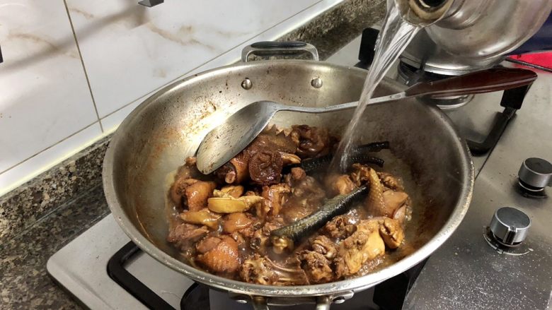 佳节又重阳,把酒黄昏后➕板栗烧小公鸡,加入适量的热水,水不要太少了,至少要没过鸡肉一些,小土鸡比较耐煮