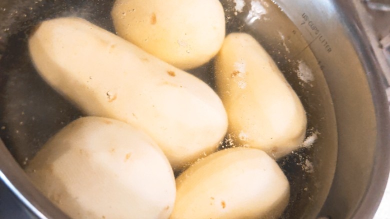 培根土豆泥汤,<a style='color:red;display:inline-block;' href='/shicai/ 23'>土豆</a>去皮，放入锅中煮软，煮时可以在锅中加少量的盐