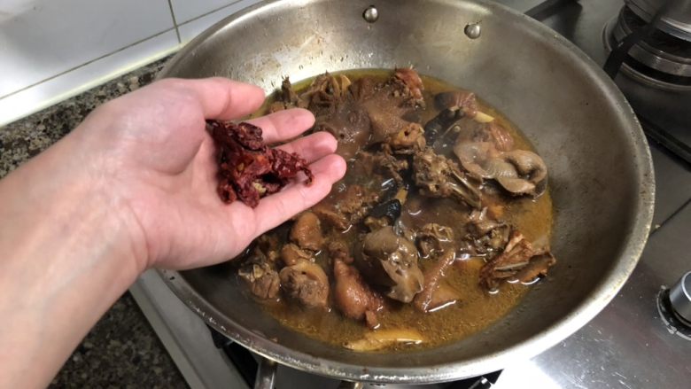 佳节又重阳,把酒黄昏后➕板栗烧小公鸡,加入一些干辣椒段,阿晨喜欢吃辣的,用了四个干辣椒切段,不喜欢的宝宝们可以不要加