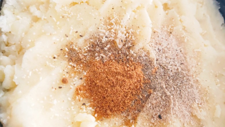 培根土豆泥汤,把土豆捣鼓成泥，加入少量<a style='color:red;display:inline-block;' href='/shicai/ 756'>鸡精</a>和<a style='color:red;display:inline-block;' href='/shicai/ 134333'>黑胡椒</a><a style='color:red;display:inline-block;' href='/shicai/ 134292'>白胡椒</a>，尽量不要有大块状，不然到时候影响口感