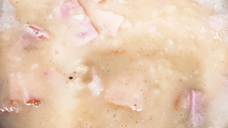 培根土豆泥汤,锅中烧水（水不要过多）至沸腾，将土豆泥放入锅中搅拌，煮一分钟后，将培根放入锅中，再煮三分钟，关火，加入适量鸡精、<a style='color:red;display:inline-block;' href='/shicai/ 717'>味精</a>、盐、黑胡椒（一点点就好）、白胡椒，搅拌，倒入盘子中，撒入葱花，美味的培根土豆泥汤就最好啦。