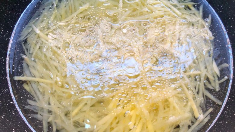 炝拌土豆丝,放入土豆丝焯3分钟