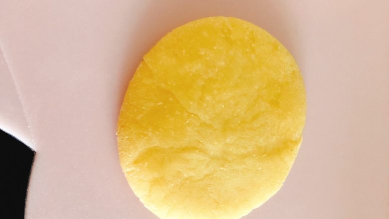 春节福气包,拿其中一个小挤子,用手掌压扁。