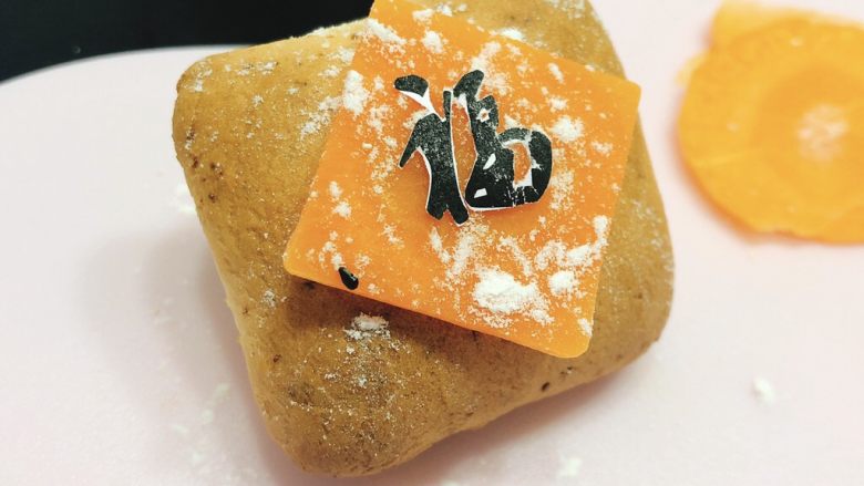 春节福气包,抓一点糖粉,撒到面包上。